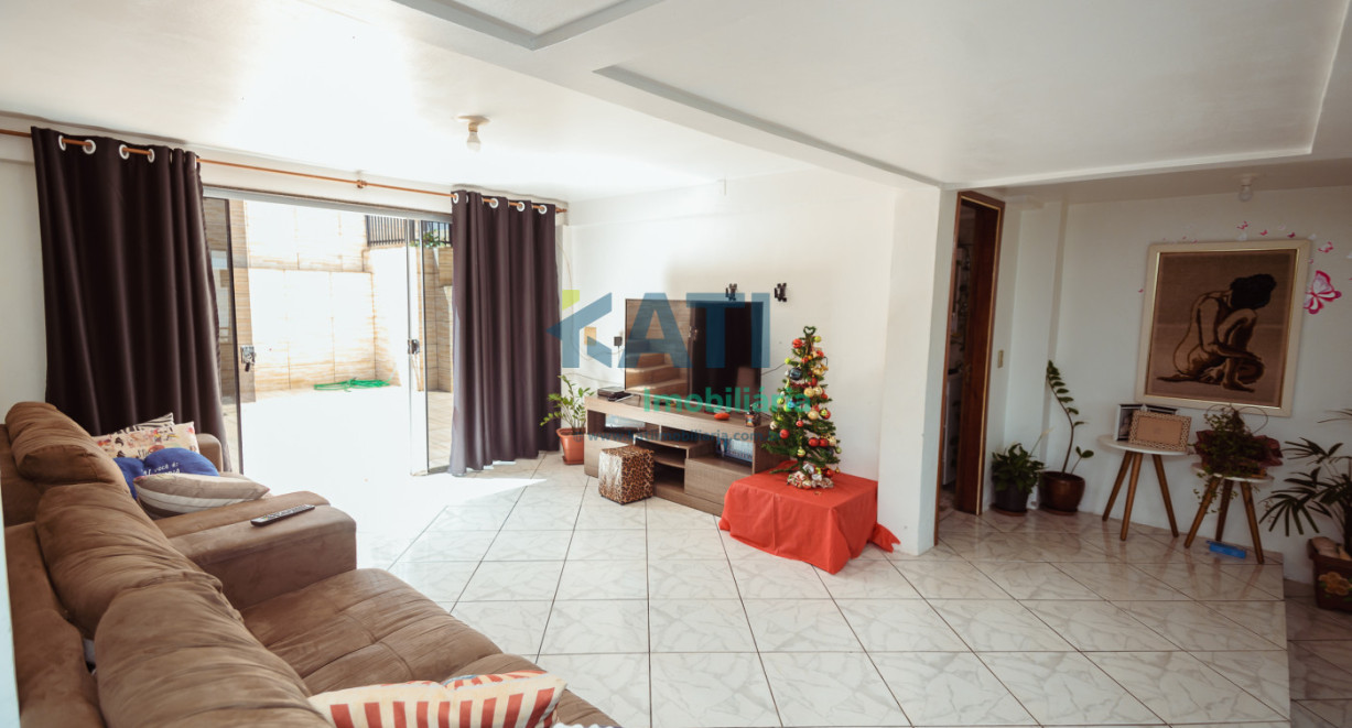 Casa de alvenaria com dois pisos - Rua José Lavarda