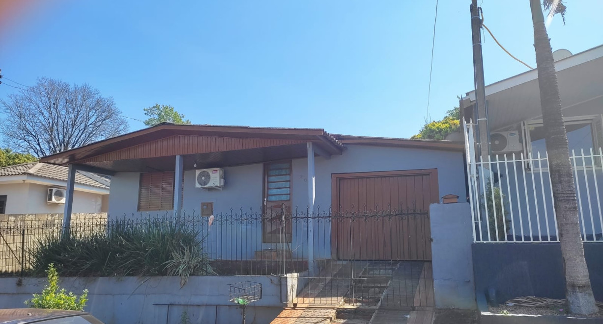 Casa com amplo terreno no bairro Sulina - Rua São Gabriel