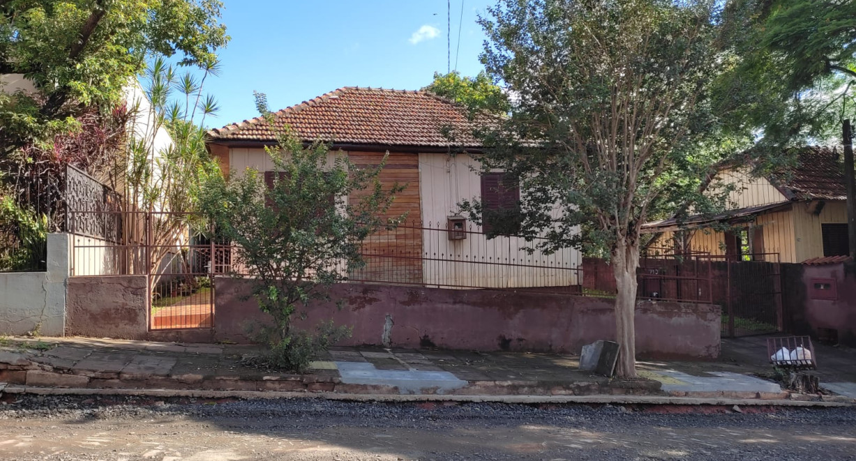 Casa e 02 apartamentos  no centro de Santa Rosa - Rua Euclides da Cunha