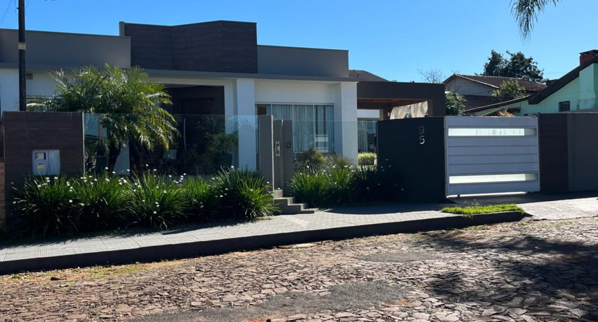 Casa com piscina no bairro Sulina - Rua Itajaí