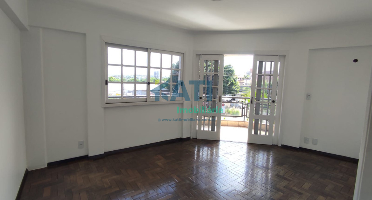Apto amplo com sacada - Av. Tuparendi