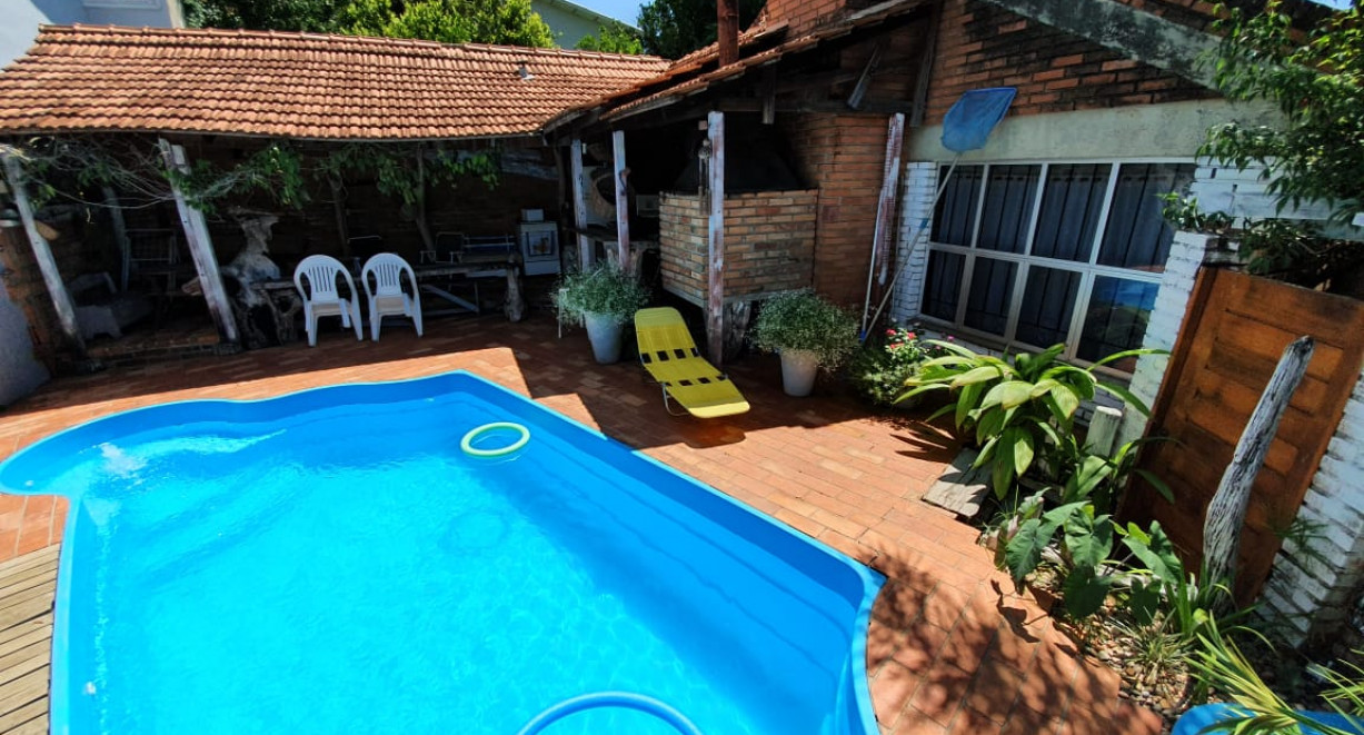 Casa de alvenaria com piscina no Bairro Polivalente - Av. Érico Verissimo ,Esq.  Rua Pautilho Palhare