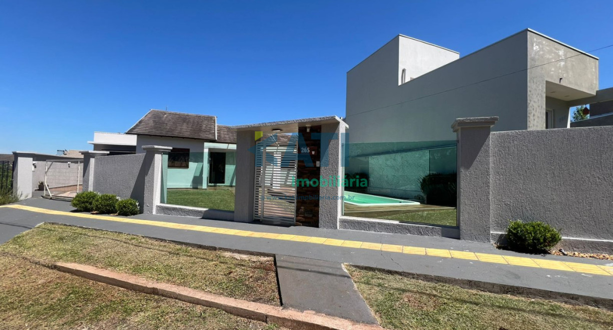 Casa com piscina no Bairro São Francisco - Rua Padre Eduardo Bogo