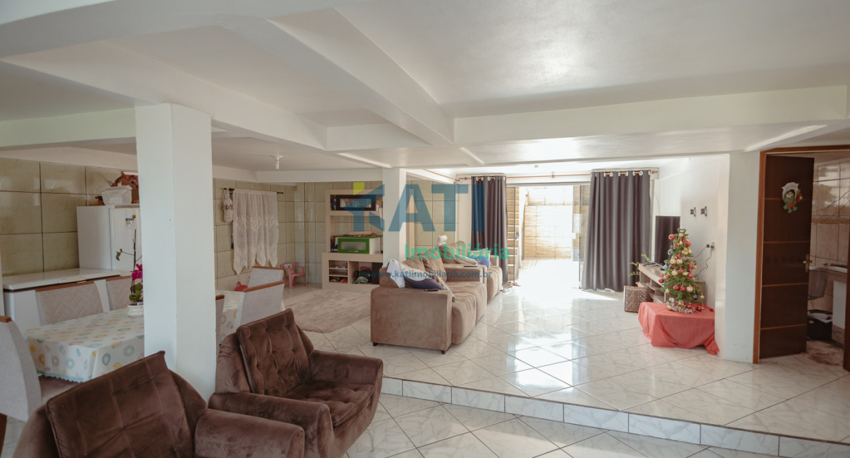 Casa de alvenaria com dois pisos - Rua José Lavarda