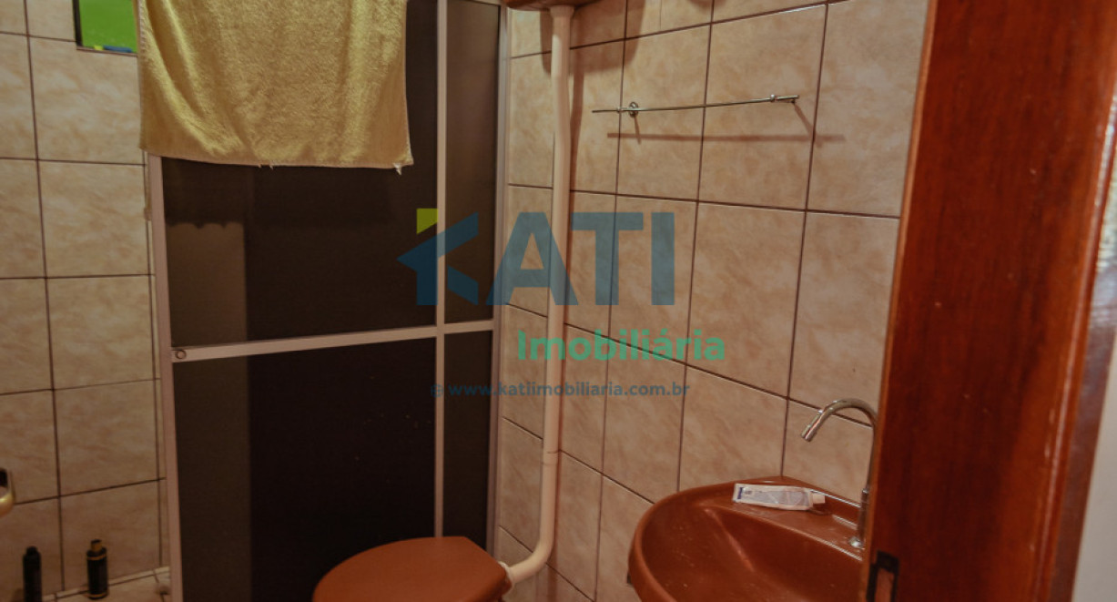 Casa de alvenaria com dois pisos - Rua José Lavarda