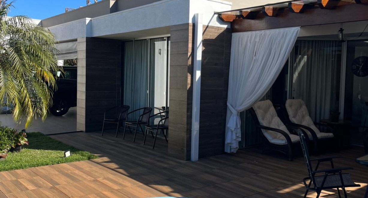 Casa com piscina no bairro Sulina - Rua Itajaí