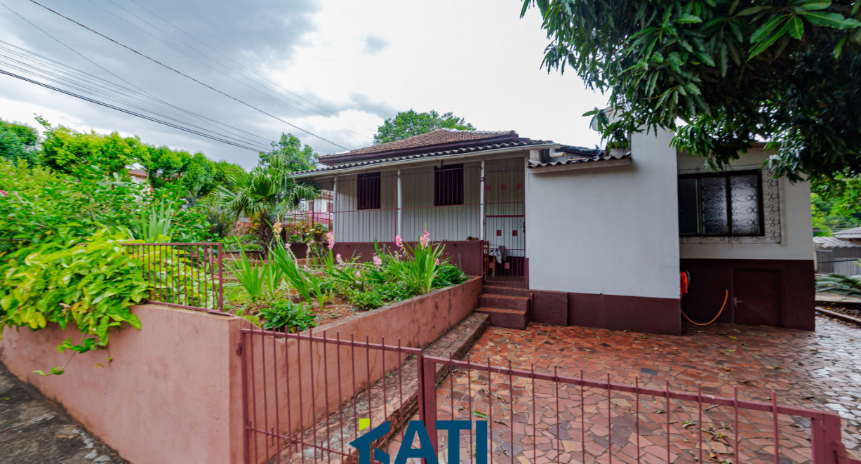 Terreno  com casa  de madeira de esquina, com boa localização. - Rua Fernando Albino