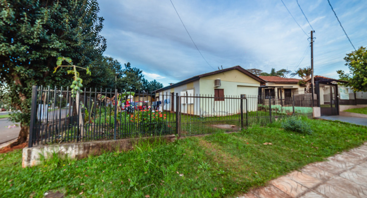 Casa de esquina com potencial de valorização - Rua Pedro Schwerz, Esq. Tarquino de Oliveira