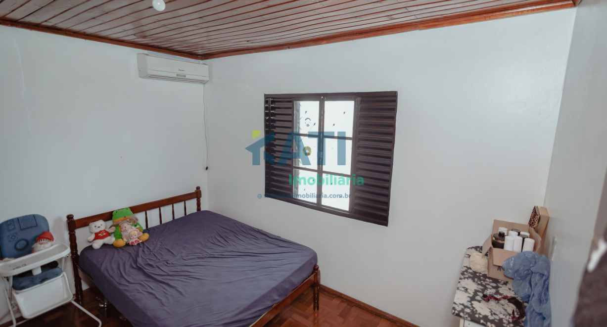 Casa de alvenaria com dois pisos - Rua José Lavarda