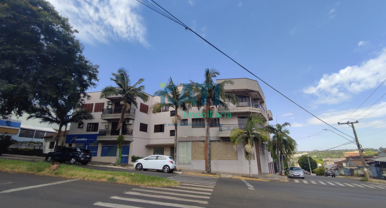 Apto amplo com sacada - Av. Tuparendi