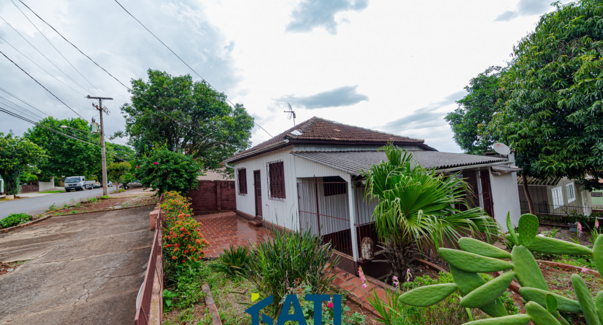 Terreno  com casa  de madeira de esquina, com boa localização. - Rua Fernando Albino