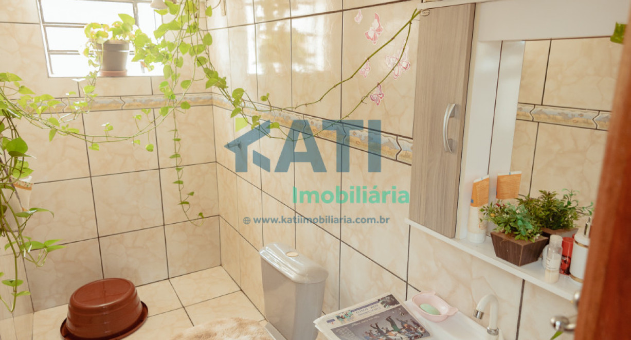 Casa de alvenaria com dois pisos - Rua José Lavarda