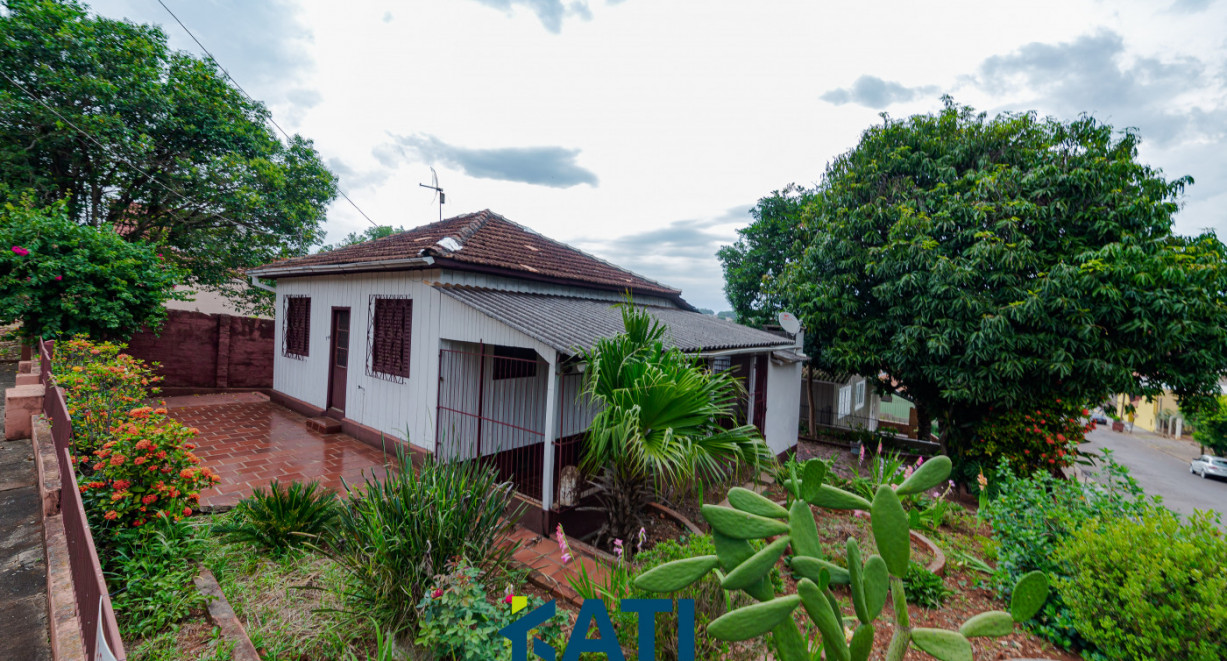 Terreno  com casa  de madeira de esquina, com boa localização. - Rua Fernando Albino