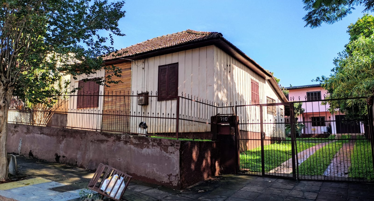 Casa e 02 apartamentos  no centro de Santa Rosa - Rua Euclides da Cunha