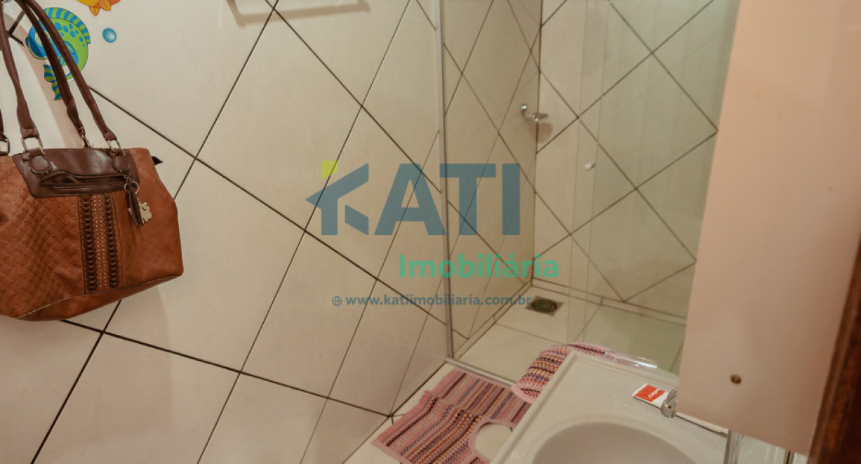 Casa de alvenaria com dois pisos - Rua José Lavarda