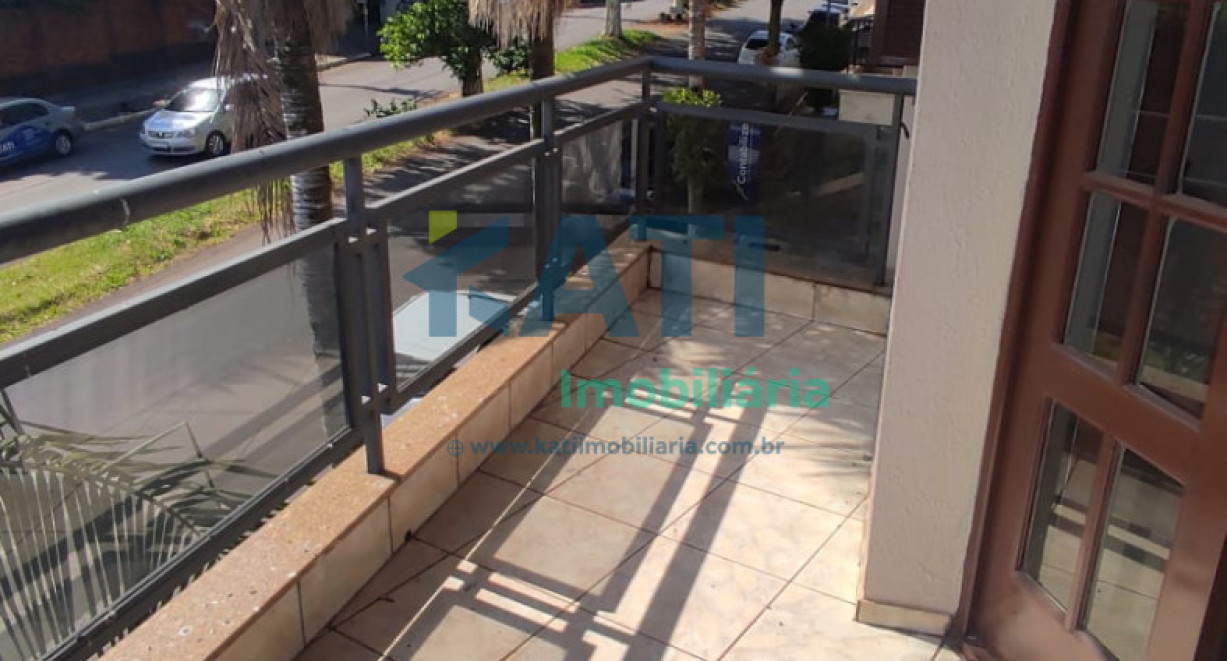 Apto amplo com sacada - Av. Tuparendi