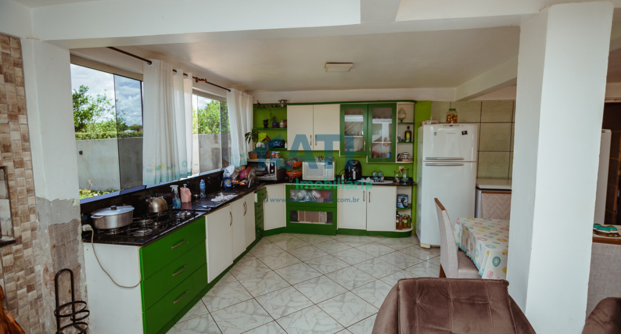 Casa de alvenaria com dois pisos - Rua José Lavarda