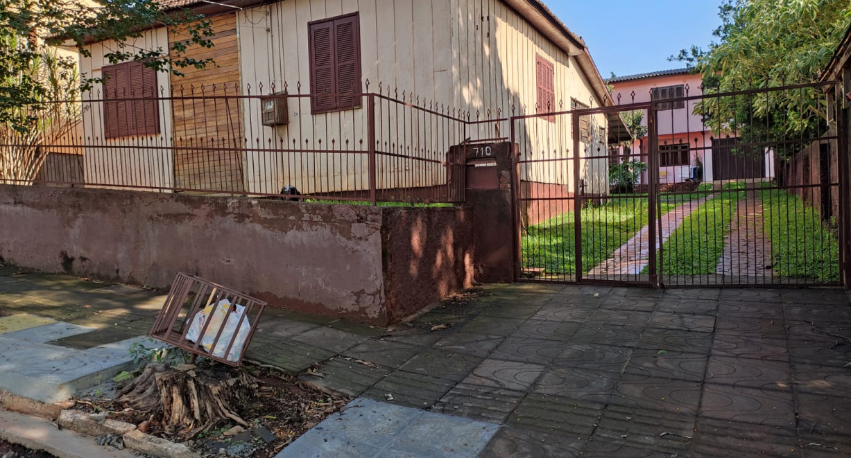 Casa e 02 apartamentos  no centro de Santa Rosa - Rua Euclides da Cunha