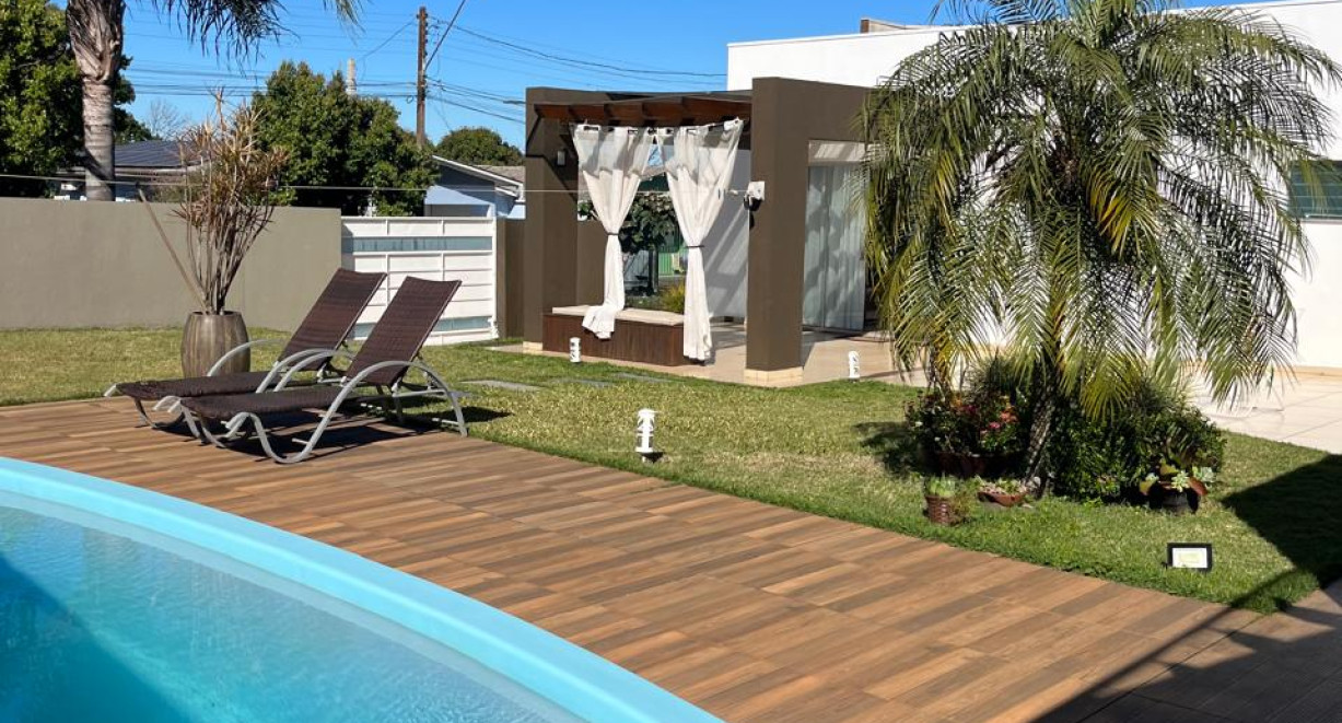 Casa com piscina no bairro Sulina - Rua Itajaí