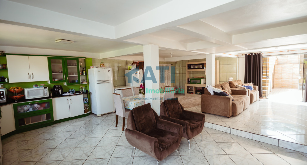 Casa de alvenaria com dois pisos - Rua José Lavarda