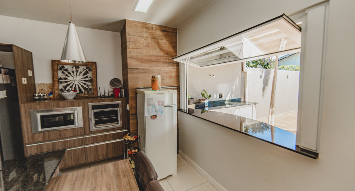 Casa finamente decorada, com ótima localização!! - Rua Augusto Krebs