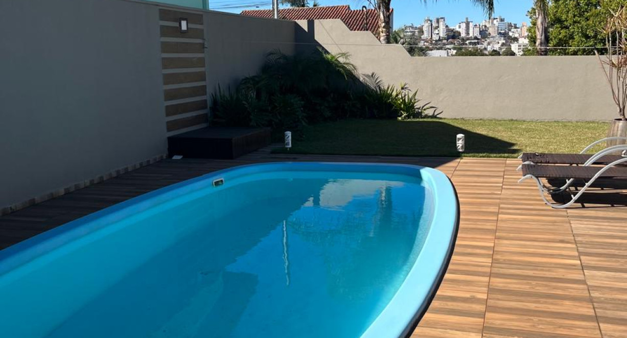 Casa com piscina no bairro Sulina - Rua Itajaí