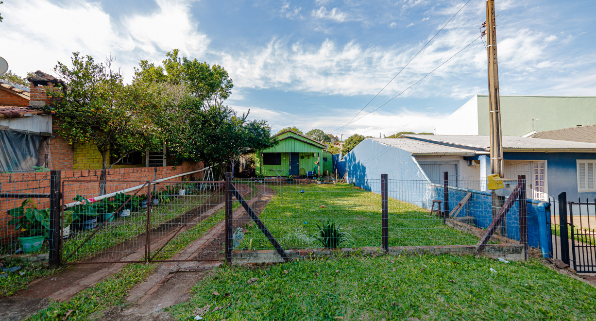 Casa de madeira, terreno com amplo espaço! - Tv. Aurelio Valter