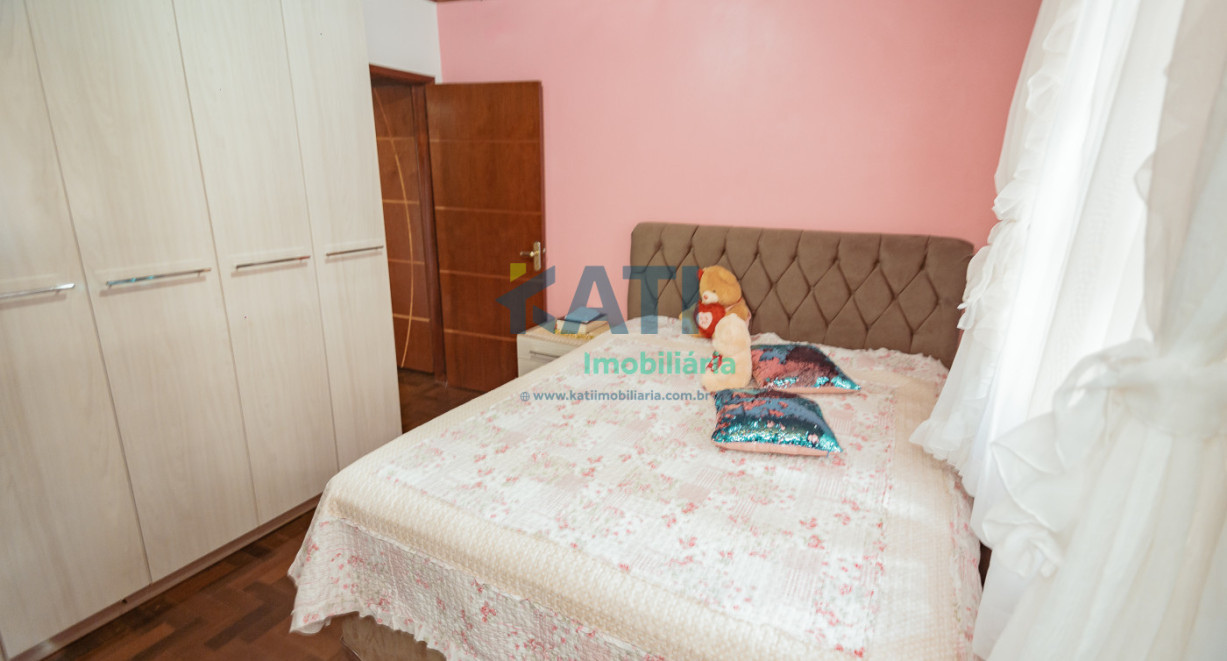 Casa de alvenaria com dois pisos - Rua José Lavarda