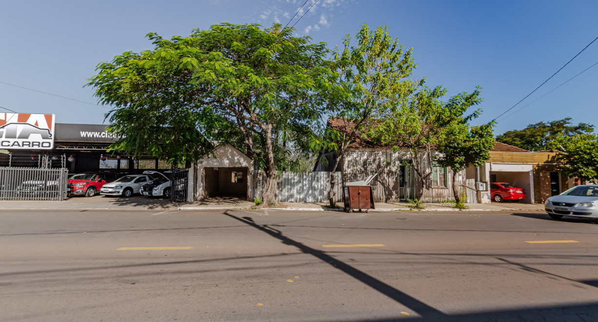 Amplo terreno, com localização em via de grande fluxo. - Rua Santa Rosa