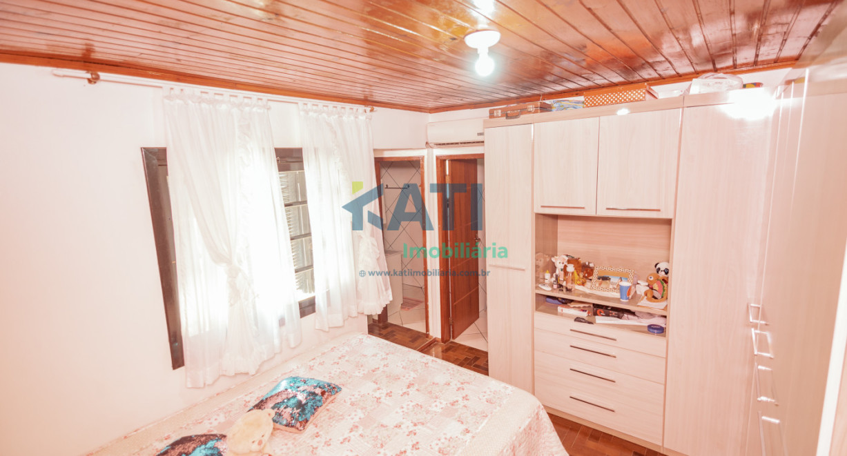 Casa de alvenaria com dois pisos - Rua José Lavarda