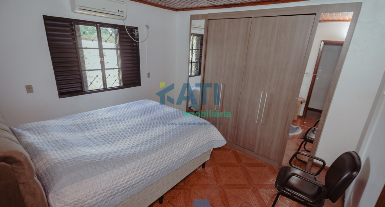 Casa de alvenaria com dois pisos - Rua José Lavarda