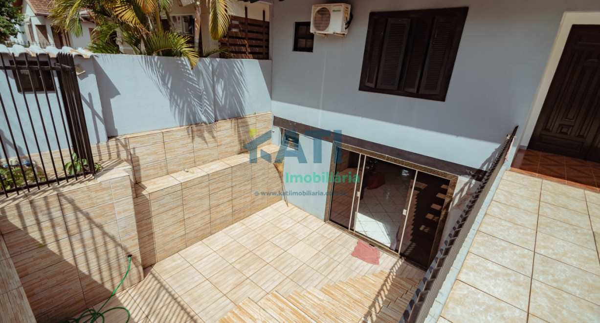 Casa de alvenaria com dois pisos - Rua José Lavarda