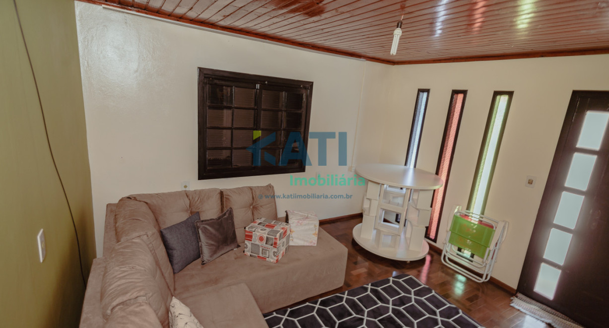 Casa de alvenaria com dois pisos - Rua José Lavarda