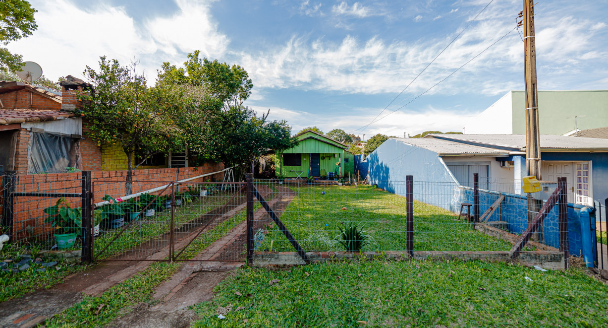 Casa de madeira, terreno com amplo espaço! - Tv. Aurelio Valter