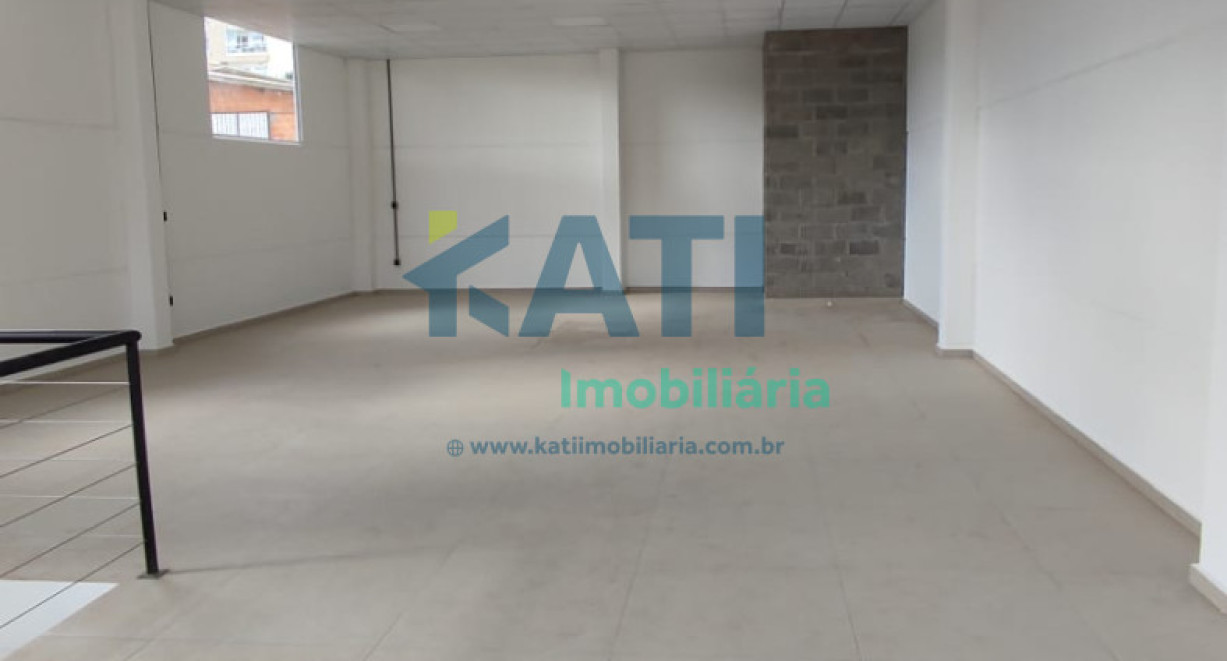 Sala nova com mezanino - Rua Caxias