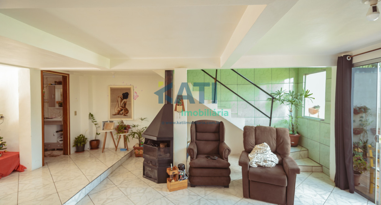 Casa de alvenaria com dois pisos - Rua José Lavarda