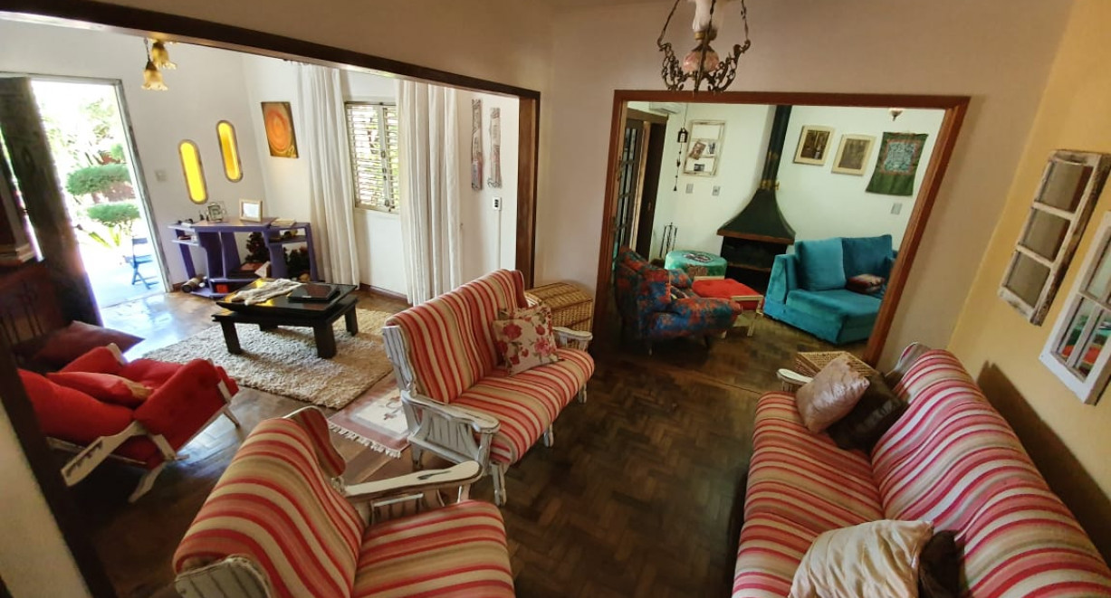 Casa de alvenaria com piscina no Bairro Polivalente - Av. Érico Verissimo ,Esq.  Rua Pautilho Palhare