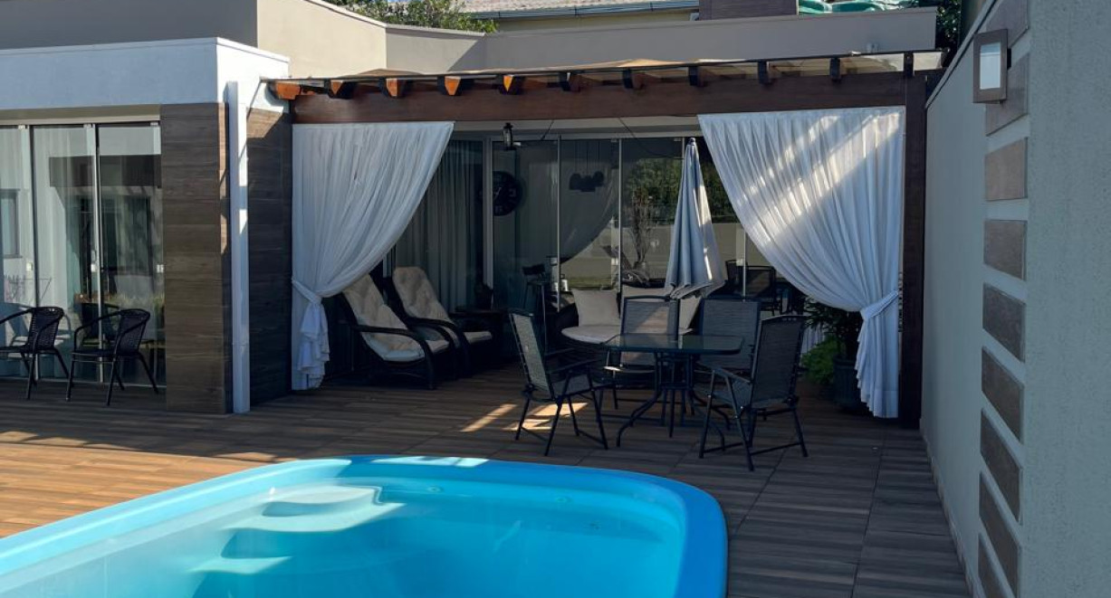 Casa com piscina no bairro Sulina - Rua Itajaí