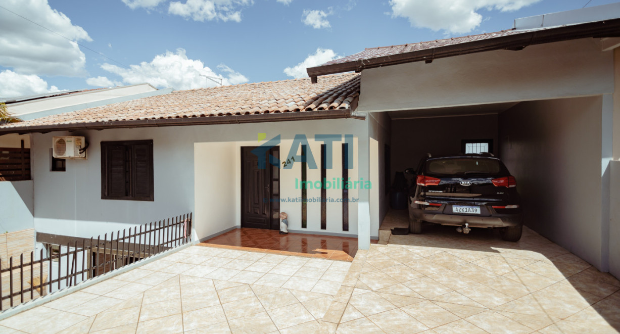 Casa de alvenaria com dois pisos - Rua José Lavarda