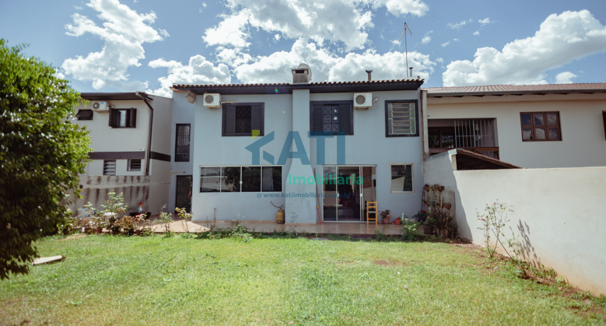 Casa de alvenaria com dois pisos - Rua José Lavarda