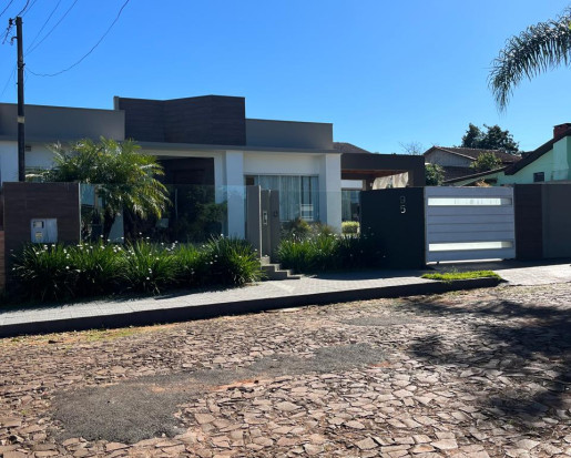 Casa com piscina no bairro Sulina