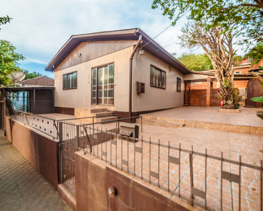 Casas em terreno com ótima localização